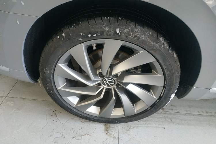 Used Volkswagen CC 2021 380TSI Striking Edition Right Rear Wheel Hub