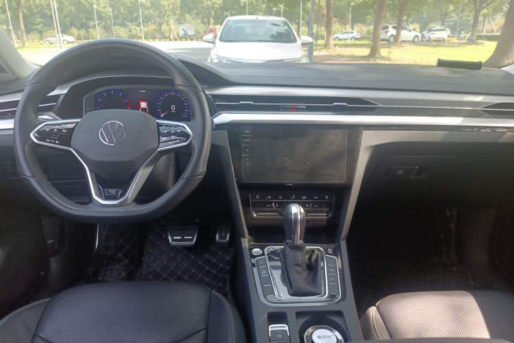 Used Volkswagen CC 2021 380TSI Striking Edition Center Console