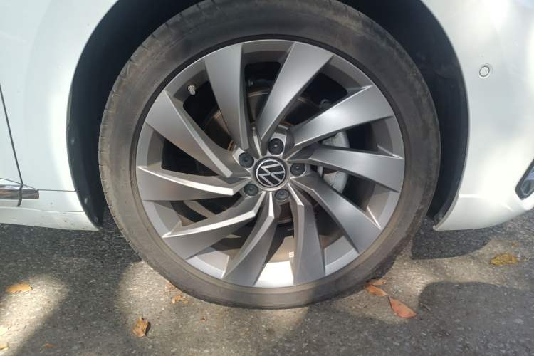 Used Volkswagen CC 2021 380TSI Striking Edition Right Front Wheel Hub