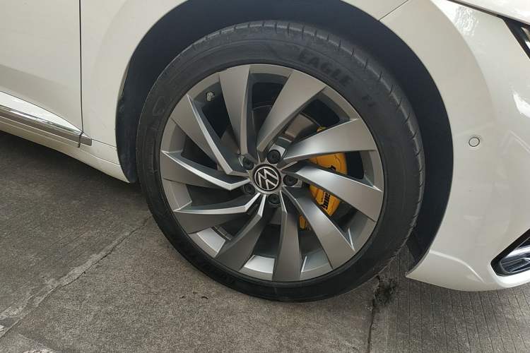 Used Volkswagen CC 2021 380TSI Striking Edition Right Front Wheel Hub
