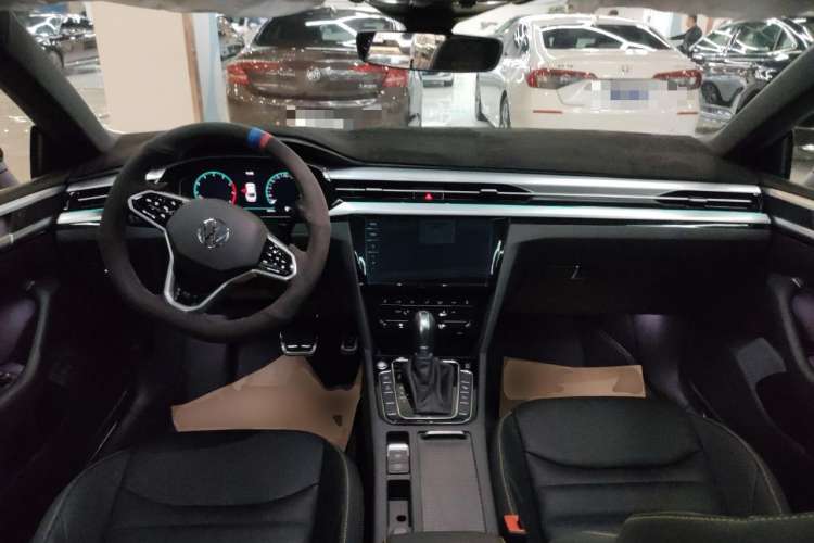 Used Volkswagen CC 2023 380TSI Striking Edition Center Console