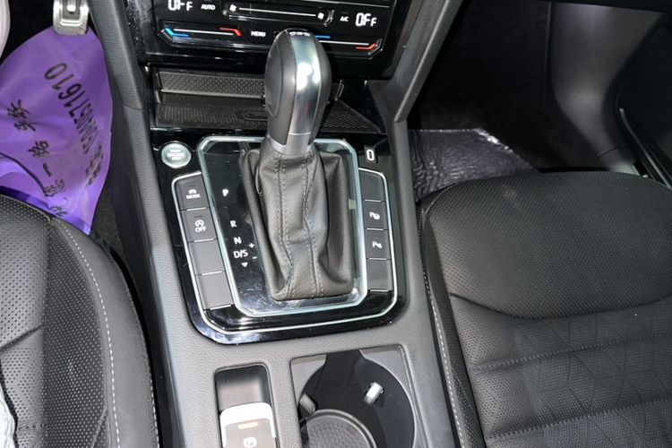 Used Volkswagen CC 2023 Hunting Vehicle 380TSI Hunter's Heart Edition Gear Lever
