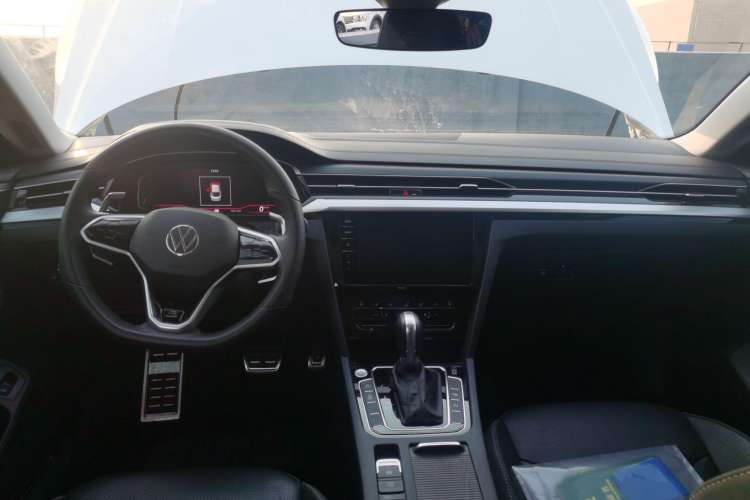 Used Volkswagen CC 2023 380TSI Striking Edition Center Console