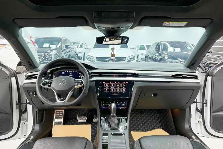 Used Volkswagen CC 2023 380TSI Striking Edition Center Console