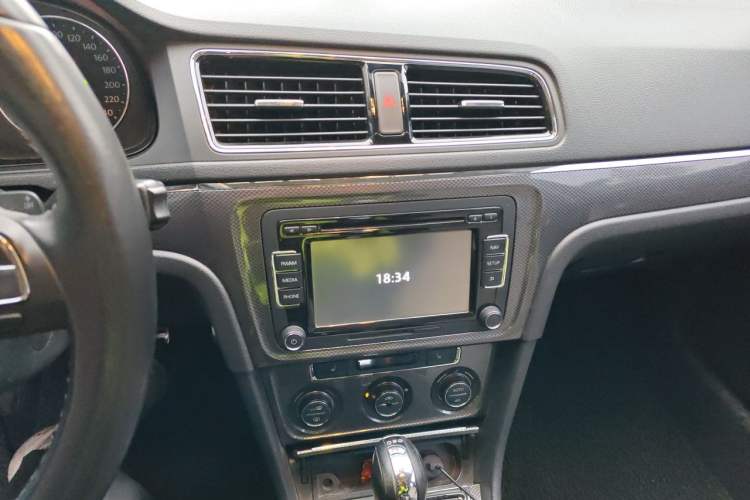 Used Volkswagen Cross Lavida 2014 1.4TSI DSG Audio And AC Panel