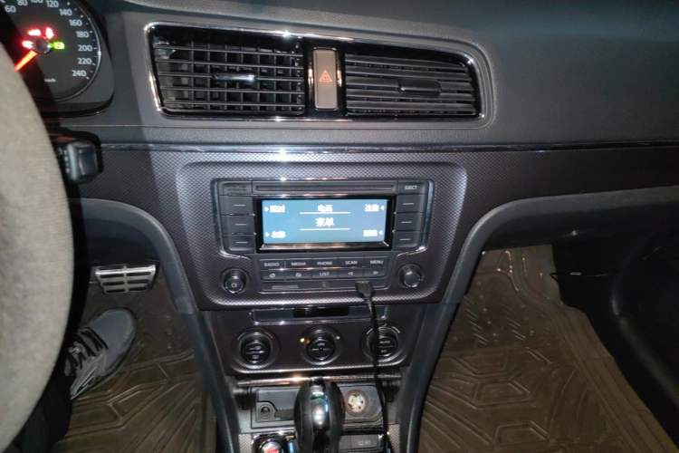 Used Volkswagen Cross Lavida 2014 1.6L Automatic Audio And AC Panel