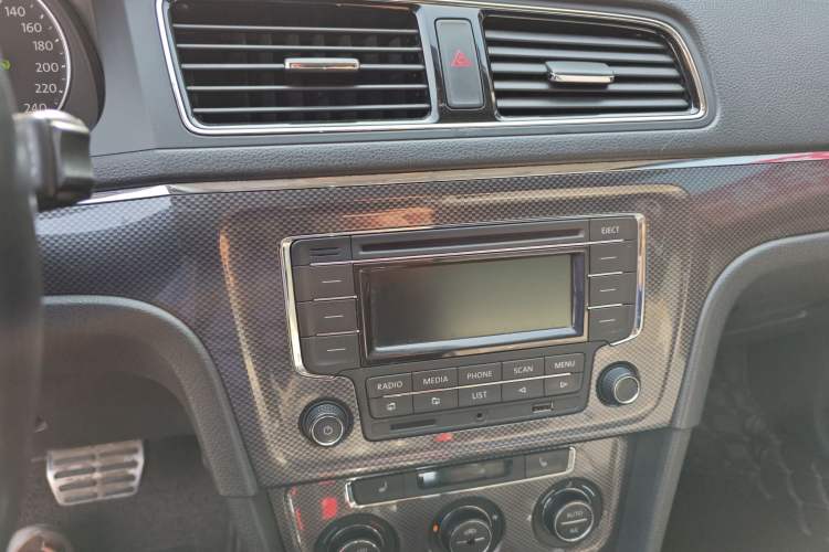 Used Volkswagen Cross Lavida 2014 1.4TSI DSG Audio And AC Panel