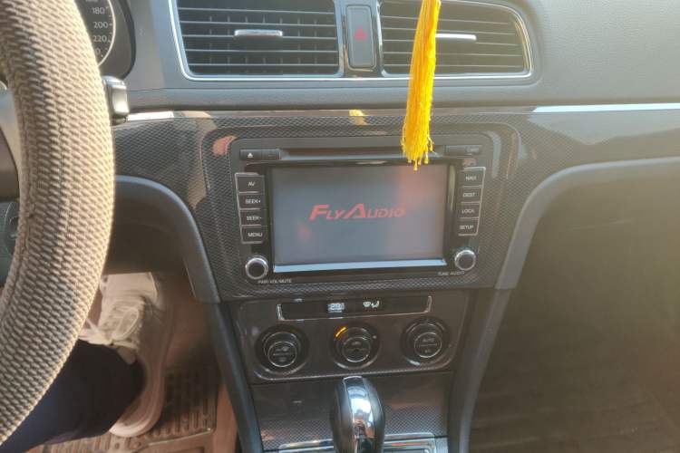Used Volkswagen Cross Lavida 2014 1.6L Automatic Audio And AC Panel