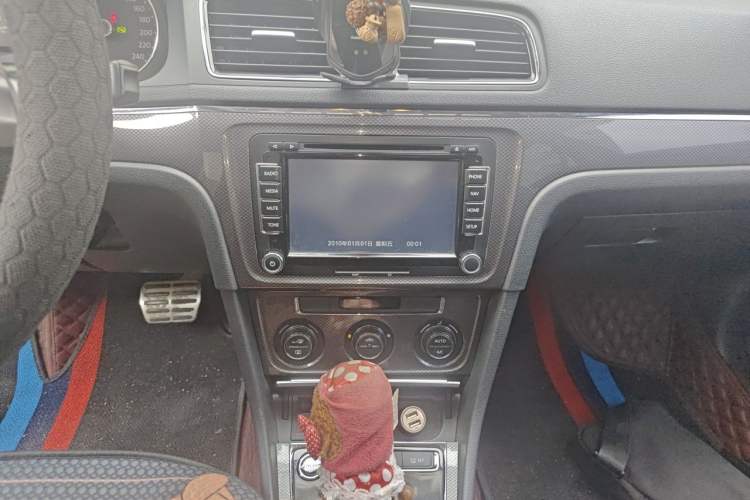 Used Volkswagen Cross Lavida 2014 1.6L Automatic Audio And AC Panel
