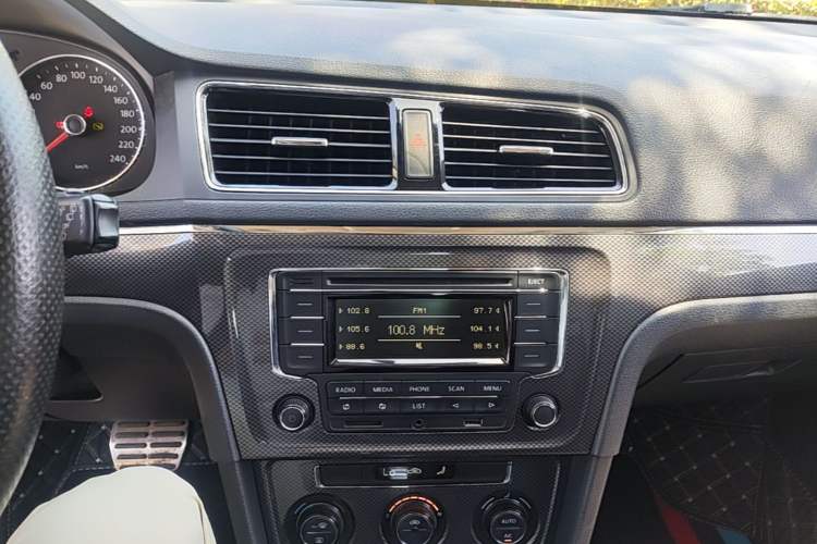 Used Volkswagen Cross Lavida 2014 1.6L Automatic Audio And AC Panel