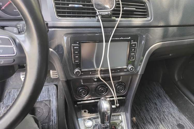 Used Volkswagen Cross Lavida 2014 1.6L Automatic Audio And AC Panel