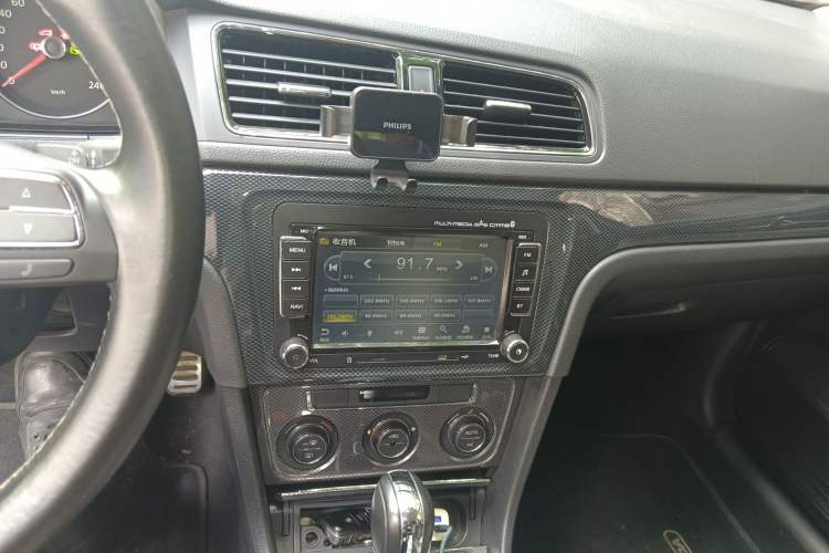 Used Volkswagen Cross Lavida 2014 1.6L Automatic Audio And AC Panel