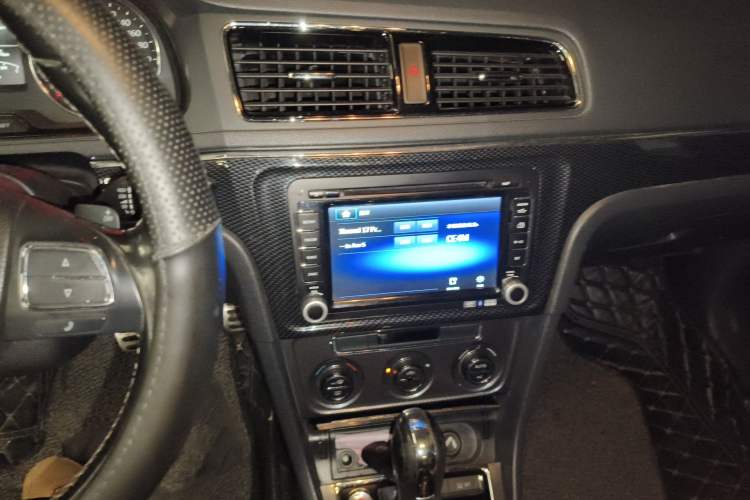 Used Volkswagen Cross Lavida 2014 1.6L Automatic Audio And AC Panel
