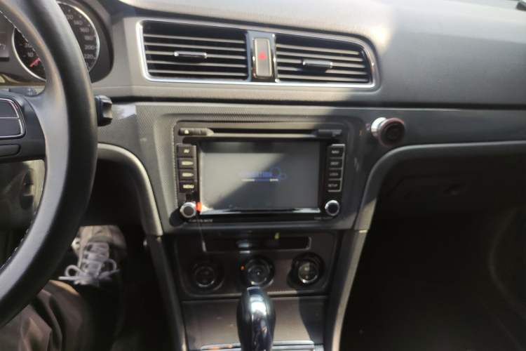Used Volkswagen Cross Lavida 2014 1.6L Automatic Audio And AC Panel