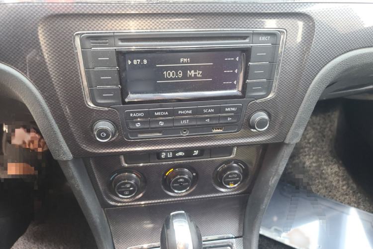 Used Volkswagen Cross Lavida 2014 1.6L Automatic Audio And AC Panel