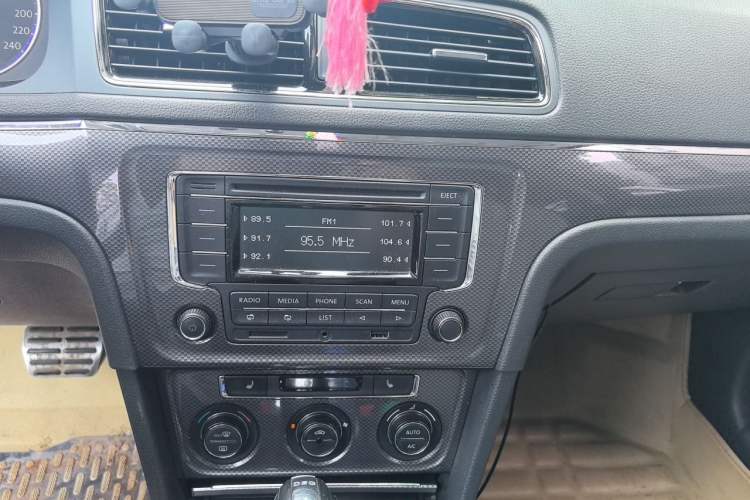 Used Volkswagen Cross Lavida 2014 1.4TSI DSG Audio And AC Panel