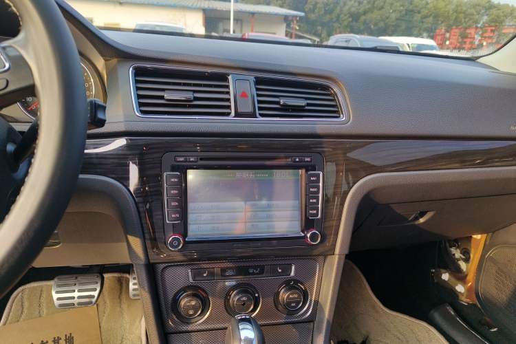 Used Volkswagen Cross Lavida 2014 1.4TSI DSG Audio And AC Panel