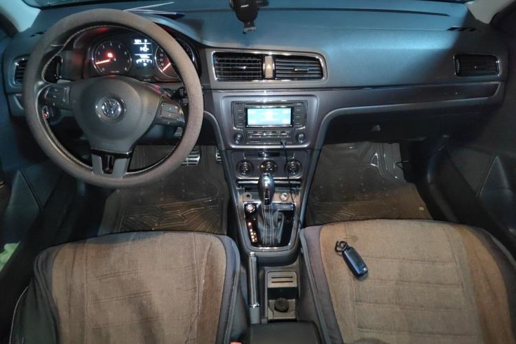 Used Volkswagen Cross Lavida 2014 1.6L Automatic Center Console