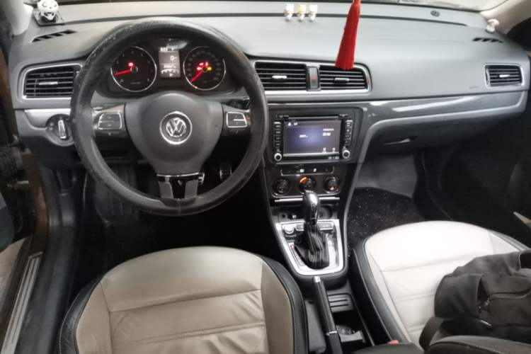 Used Volkswagen Cross Lavida 2014 1.4TSI DSG Center Console