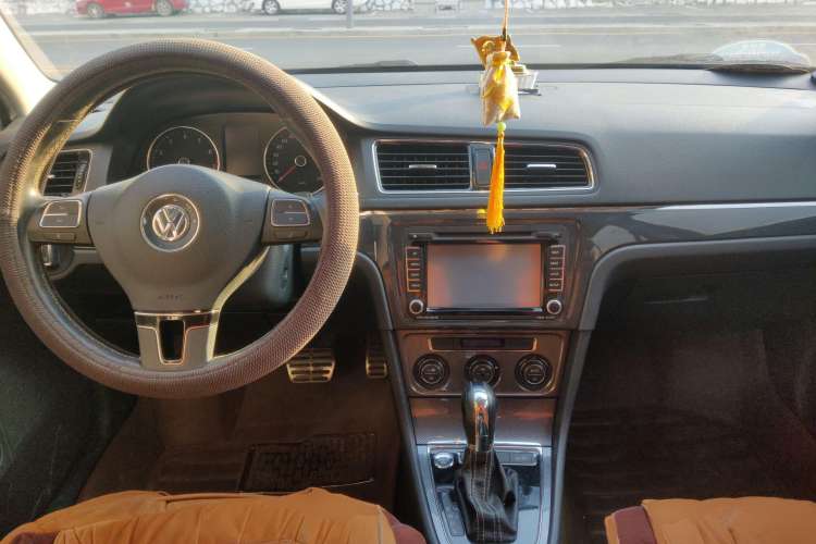 Used Volkswagen Cross Lavida 2014 1.6L Automatic Center Console