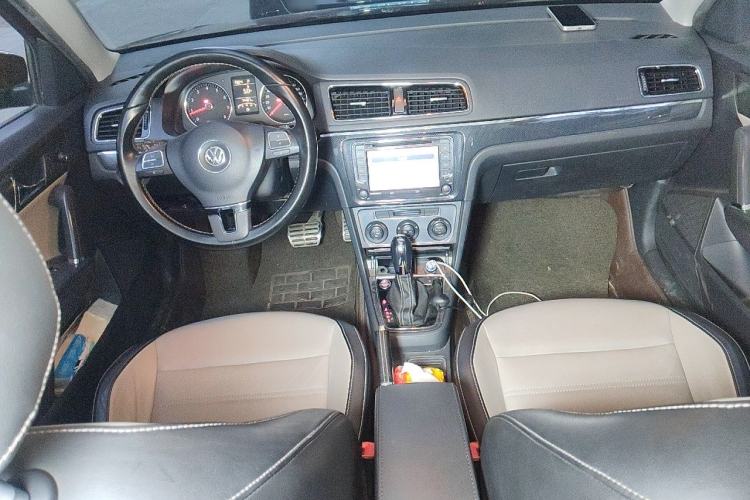 Used Volkswagen Cross Lavida 2014 1.6L Automatic Center Console