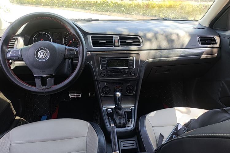 Used Volkswagen Cross Lavida 2014 1.6L Automatic Center Console