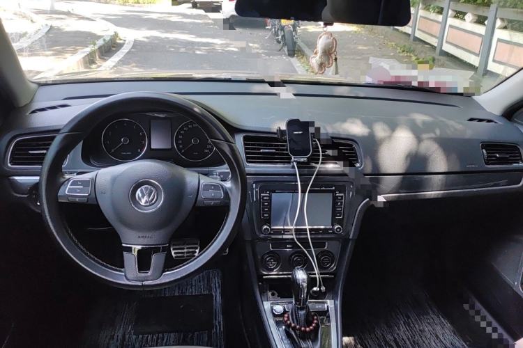Used Volkswagen Cross Lavida 2014 1.6L Automatic Center Console