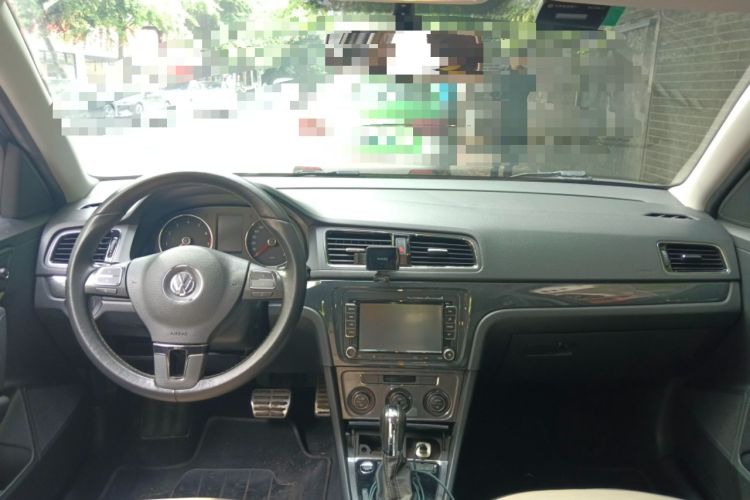 Used Volkswagen Cross Lavida 2014 1.6L Automatic Center Console