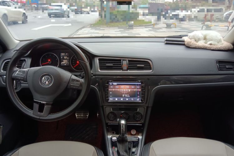 Used Volkswagen Cross Lavida 2014 1.6L Automatic Center Console