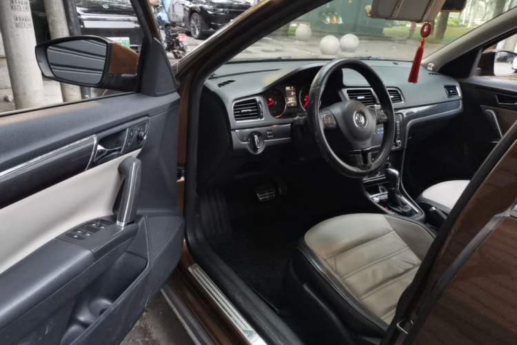 Used Volkswagen Cross Lavida 2014 1.4TSI DSG Driver Seat