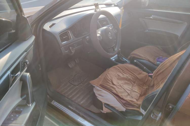 Used Volkswagen Cross Lavida 2014 1.6L Automatic Driver Seat