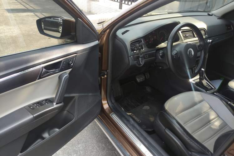 Used Volkswagen Cross Lavida 2014 1.6L Automatic Driver Seat