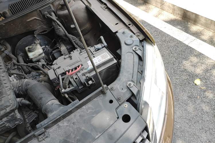 Used Volkswagen Cross Lavida 2014 1.6L Automatic Engine Bay Left