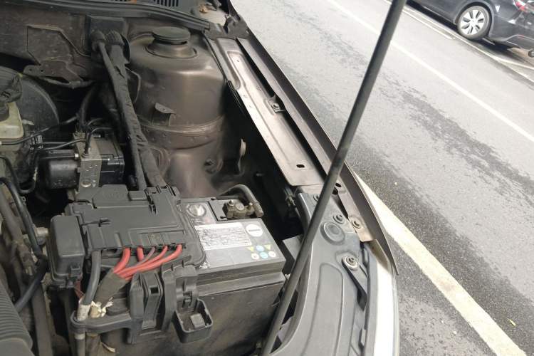 Used Volkswagen Cross Lavida 2014 1.6L Automatic Engine Bay Left