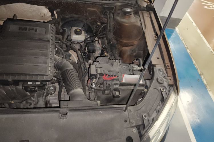 Used Volkswagen Cross Lavida 2014 1.6L Automatic Engine Bay Left