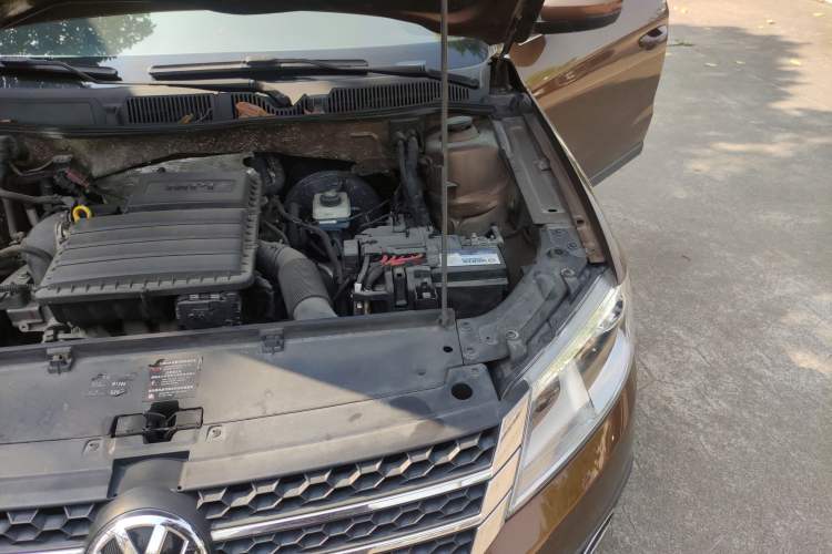 Used Volkswagen Cross Lavida 2014 1.6L Automatic Engine Bay Left
