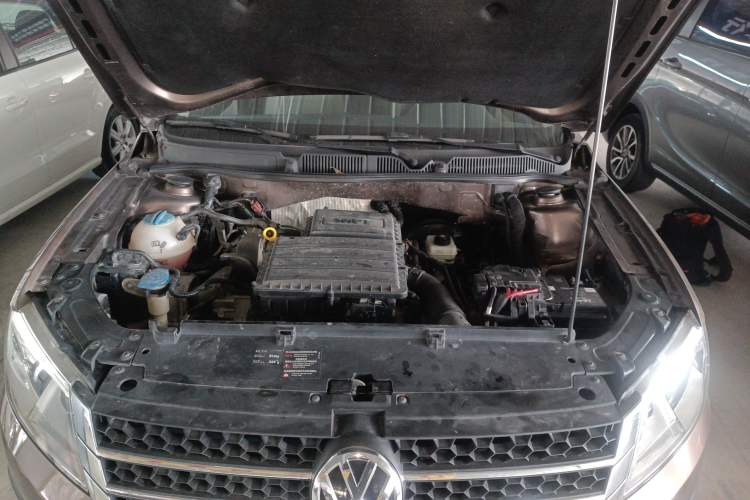 Used Volkswagen Cross Lavida 2014 1.6L Automatic Engine Bay