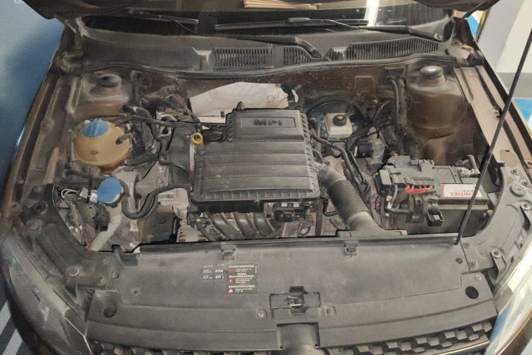 Used Volkswagen Cross Lavida 2014 1.6L Automatic Engine Bay