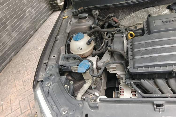 Used Volkswagen Cross Lavida 2014 1.6L Automatic Engine Bay Right