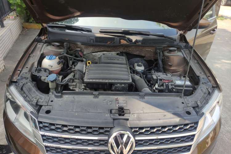 Used Volkswagen Cross Lavida 2014 1.6L Automatic Engine Bay