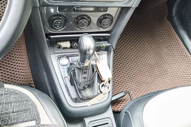 Used Volkswagen Cross Lavida 2014 1.4TSI DSG Gear Lever