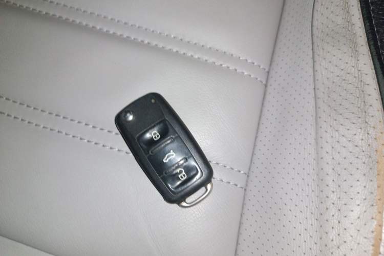 Used Volkswagen Cross Lavida 2014 1.6L Automatic Interior 1