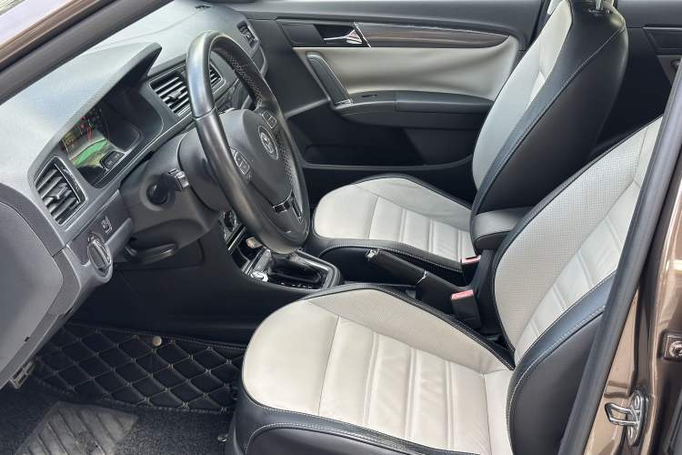 Used Volkswagen Cross Lavida 2014 1.6L Automatic Interior 2