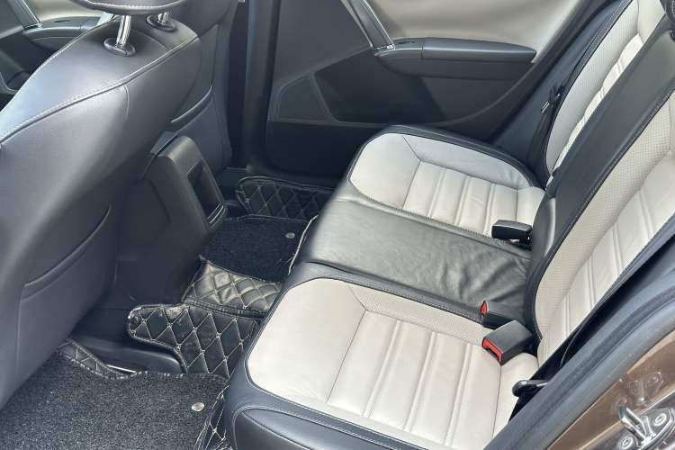 Used Volkswagen Cross Lavida 2014 1.6L Automatic Interior 3