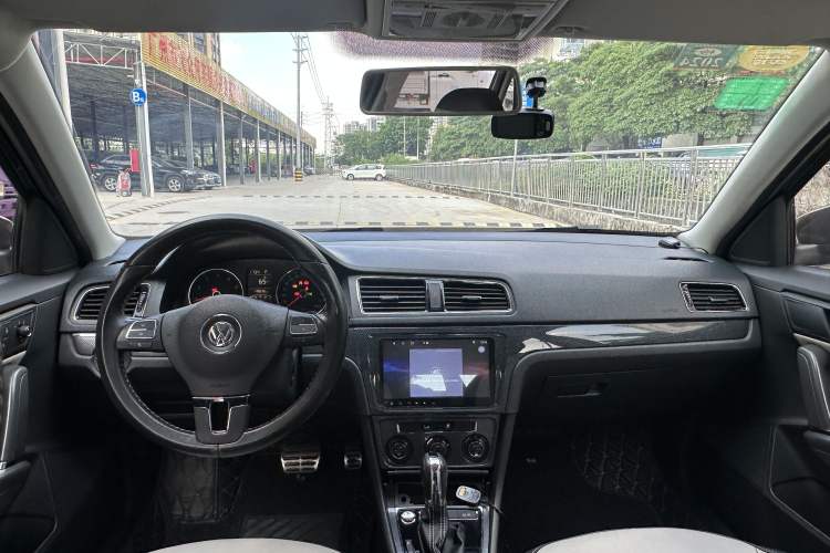 Used Volkswagen Cross Lavida 2014 1.6L Automatic Interior 4