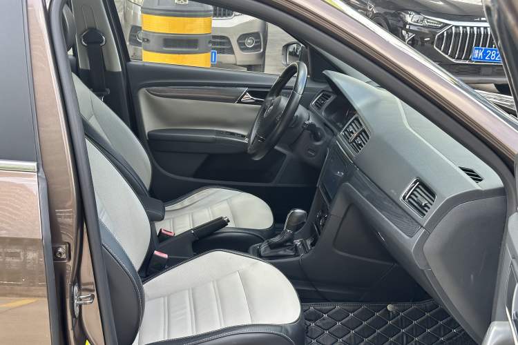 Used Volkswagen Cross Lavida 2014 1.6L Automatic Interior 5