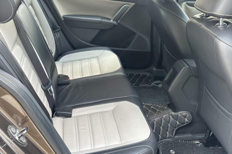 Used Volkswagen Cross Lavida 2014 1.6L Automatic Interior 6