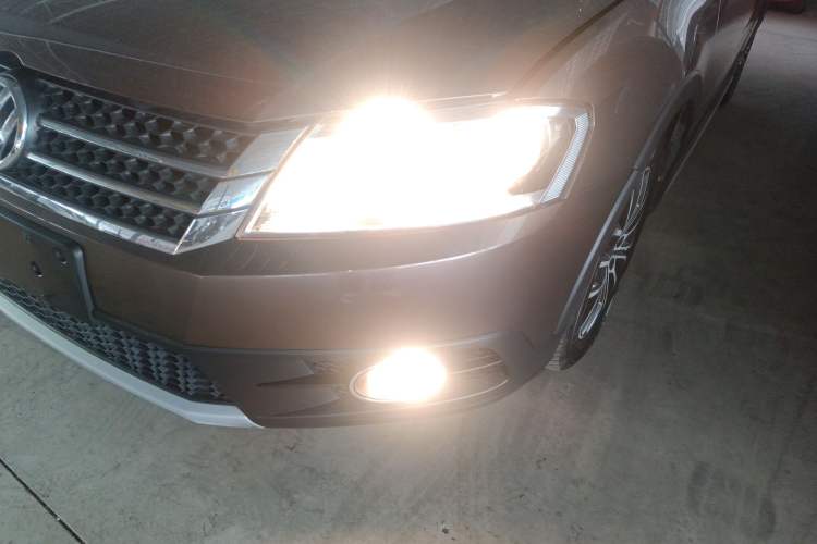 Used Volkswagen Cross Lavida 2014 1.6L Automatic Left Front Headlight