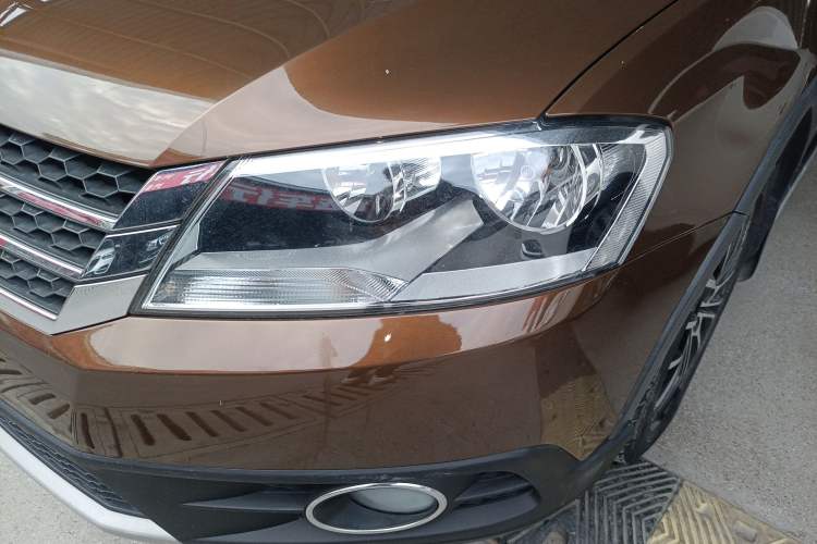 Used Volkswagen Cross Lavida 2014 1.4TSI DSG Left Front Headlight