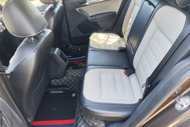Used Volkswagen Cross Lavida 2014 1.6L Automatic Left Rear Seat